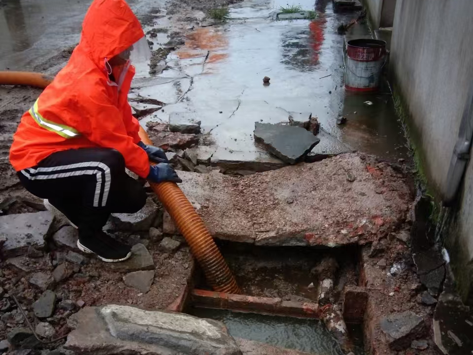 墨竹工卡专业清理污水池 炜誉市政以规范流程守护城市 “肠道”